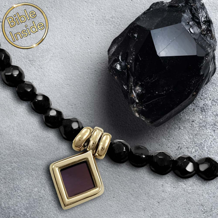 תכשיט לבת מצווה מסבא וסבתא – חרוזי אוניקס שחורים עדינים עם ננו תנ"ך מבית שלמא