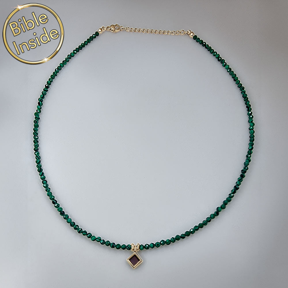 שרשרת חרוזים ירוקים עם ננו תנ"ך כתליון לבת מצווה טבעי וייחודי