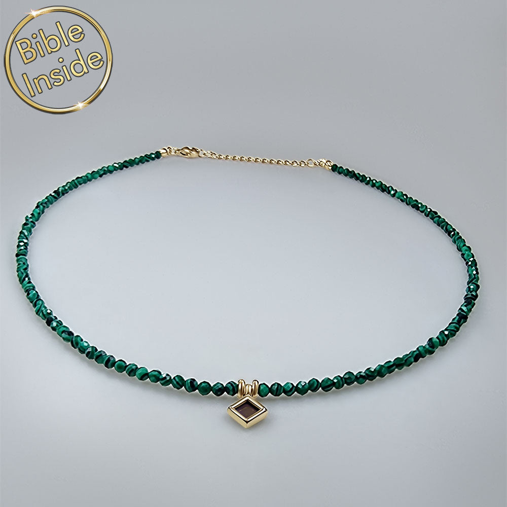 שרשרת מלכיט כשרשרת מתנה לבת מצווה עם משמעות ו-24 הספרים מבית שלמא