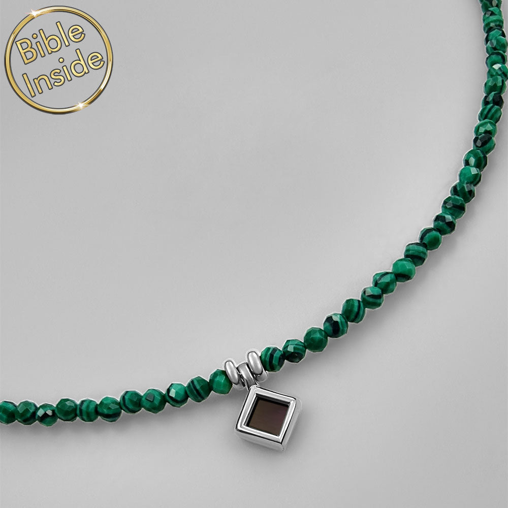 שרשרת בת מצווה לאחיינית – מלכיט טבעי עדין עם תליון ננו תנ"ך