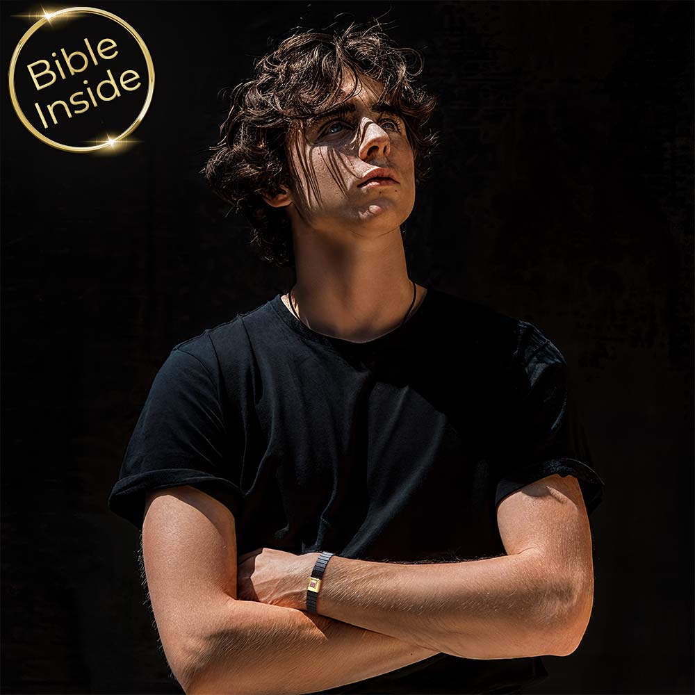 גבר עונד צמיד סיליקון שחור עם אבזם מעוצב וננו תנ"ך