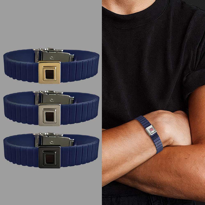 צמידים עם התנך בסיליקון כחול על פרק יד גבר