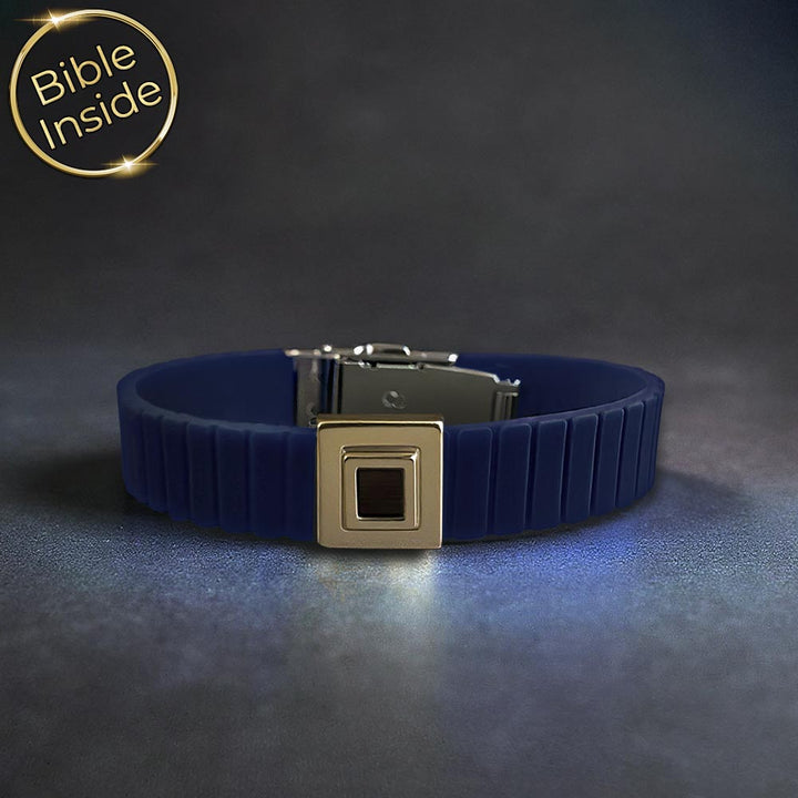 כל התנך בצמיד כחול מונח על רקע לבן מינימליסטי