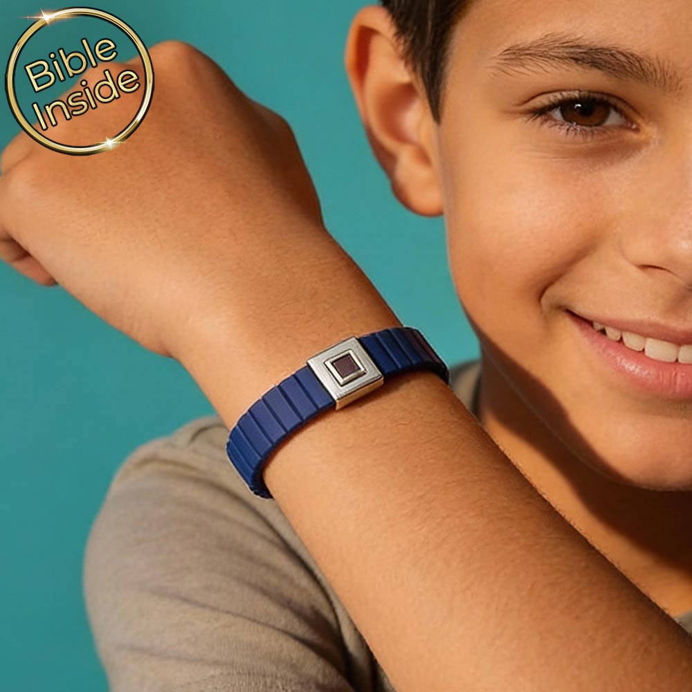 נער בר מצווה עם צמיד ננו תנ"ך כחול על פרק היד