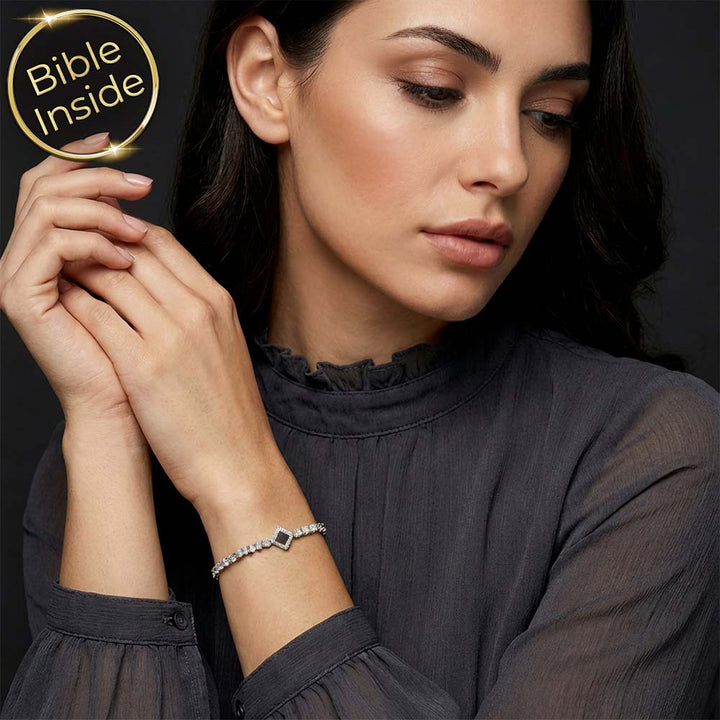 צמיד לאישה עם תנך בעיצוב טניס מודרני ונוצץ
