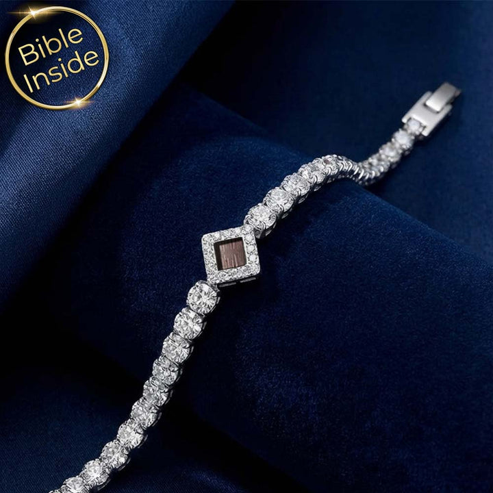 צמיד עם תנך על היד, תכשיט רוחני ואסתטי לשימוש יומיומי