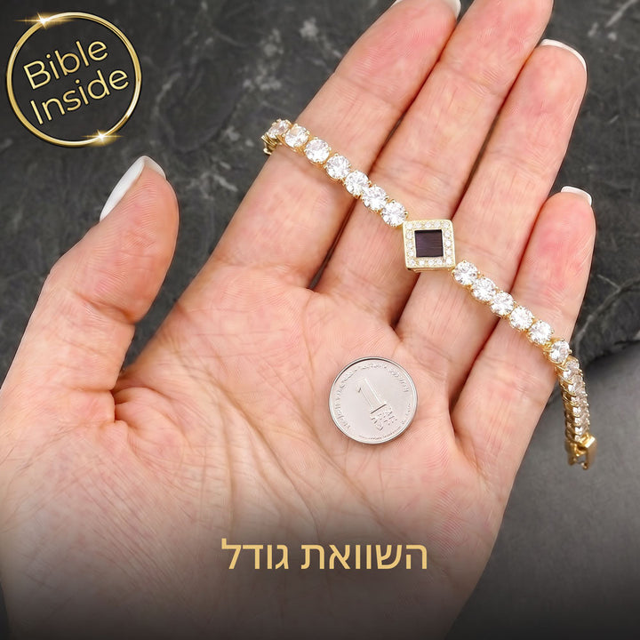 השוואת גודל מול מטבע: תכשיט תנך לאישה בזהב צהוב מונח על כף היד