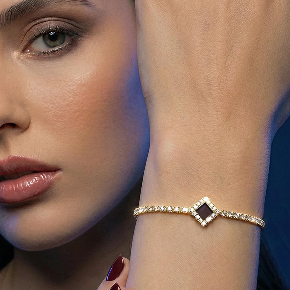 אישה ענודה צמיד תנ"ך טניס יהלומים זהב – מראה אלגנטי ויומיומי