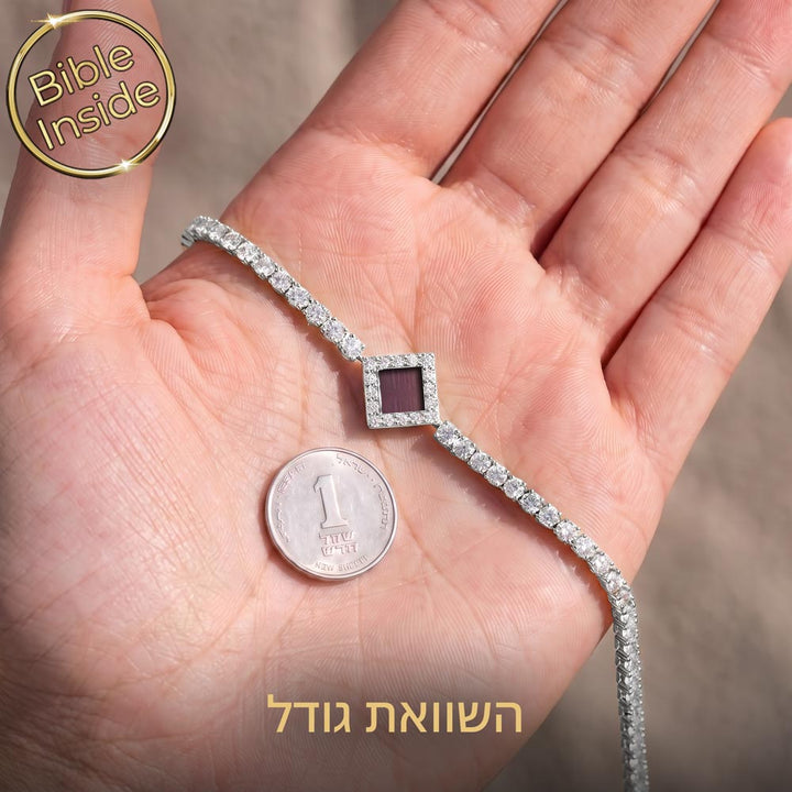 השוואת גודל בצמיד טניס יהלומים לאישה