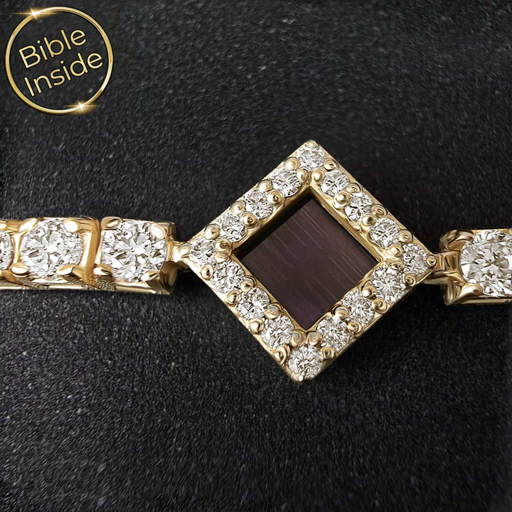 תקריב של צמיד עם התנ"ך ושבב ננו משובץ בין יהלומים