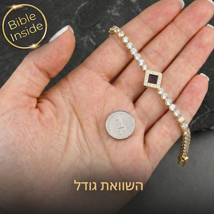 תכשיט עם כל התנך בהשוואת גודל מול מטבע, בגרסת הזהב
