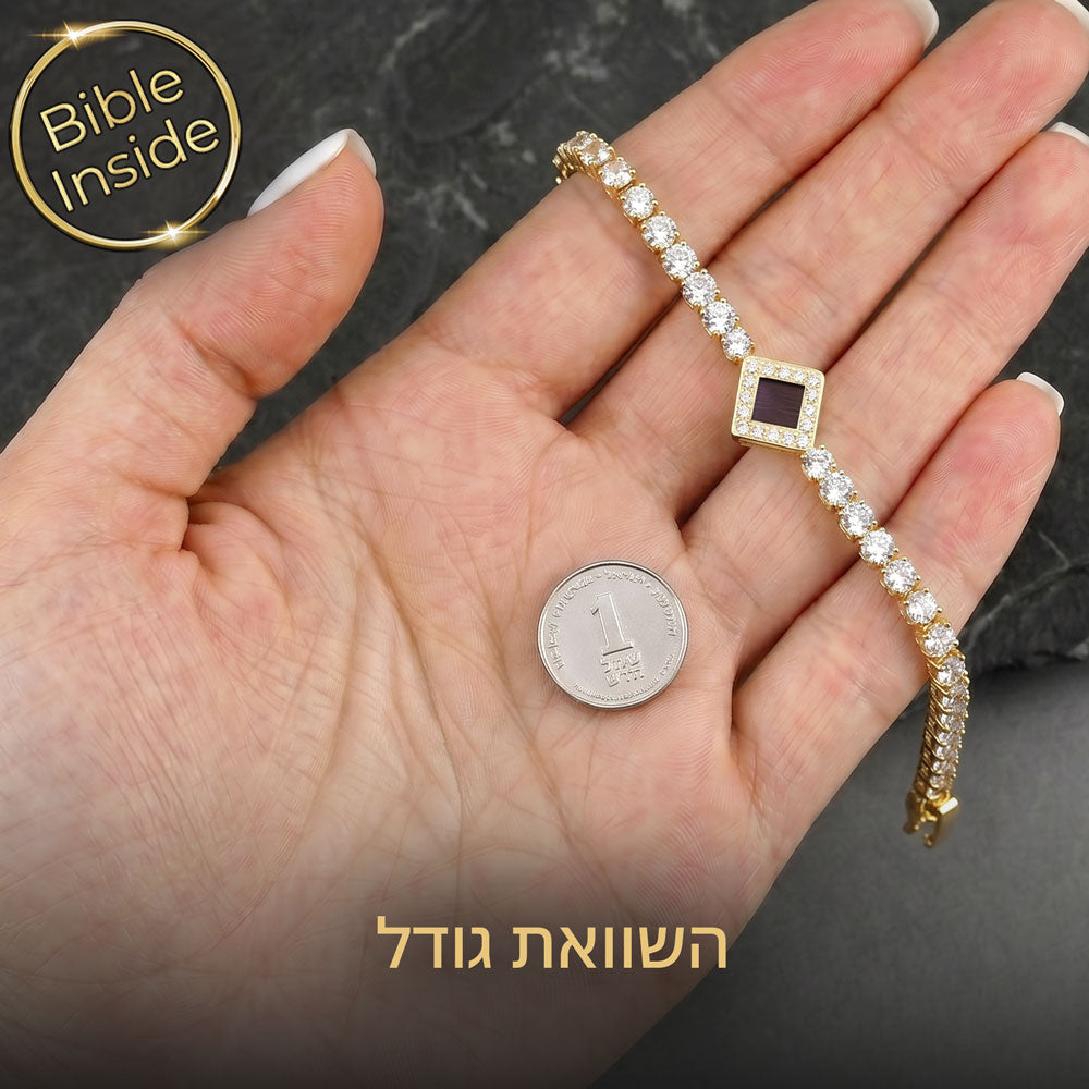 תכשיט עם כל התנך בהשוואת גודל מול מטבע, בגרסת הזהב