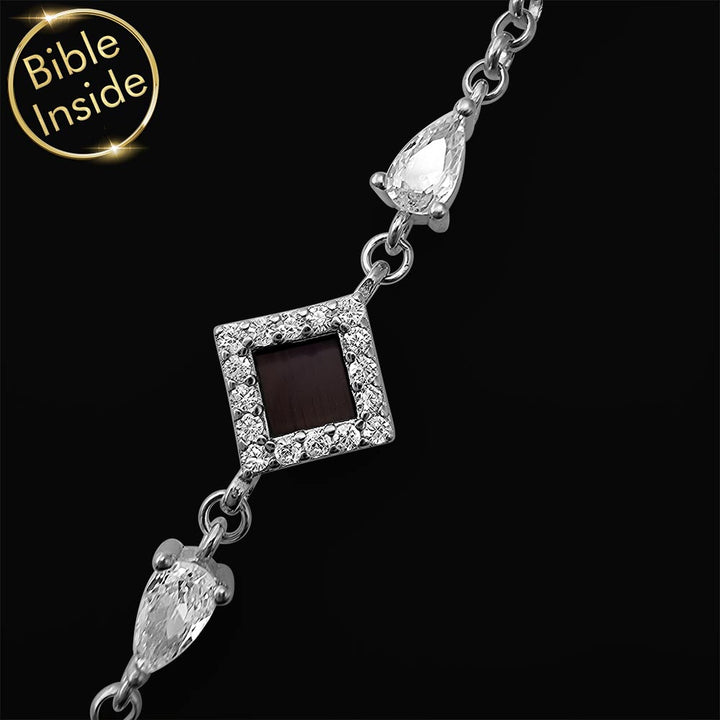 צמיד זהב לבן כתכשיט לבת מצווה עם מעוין נוצץ וננו תנ"ך