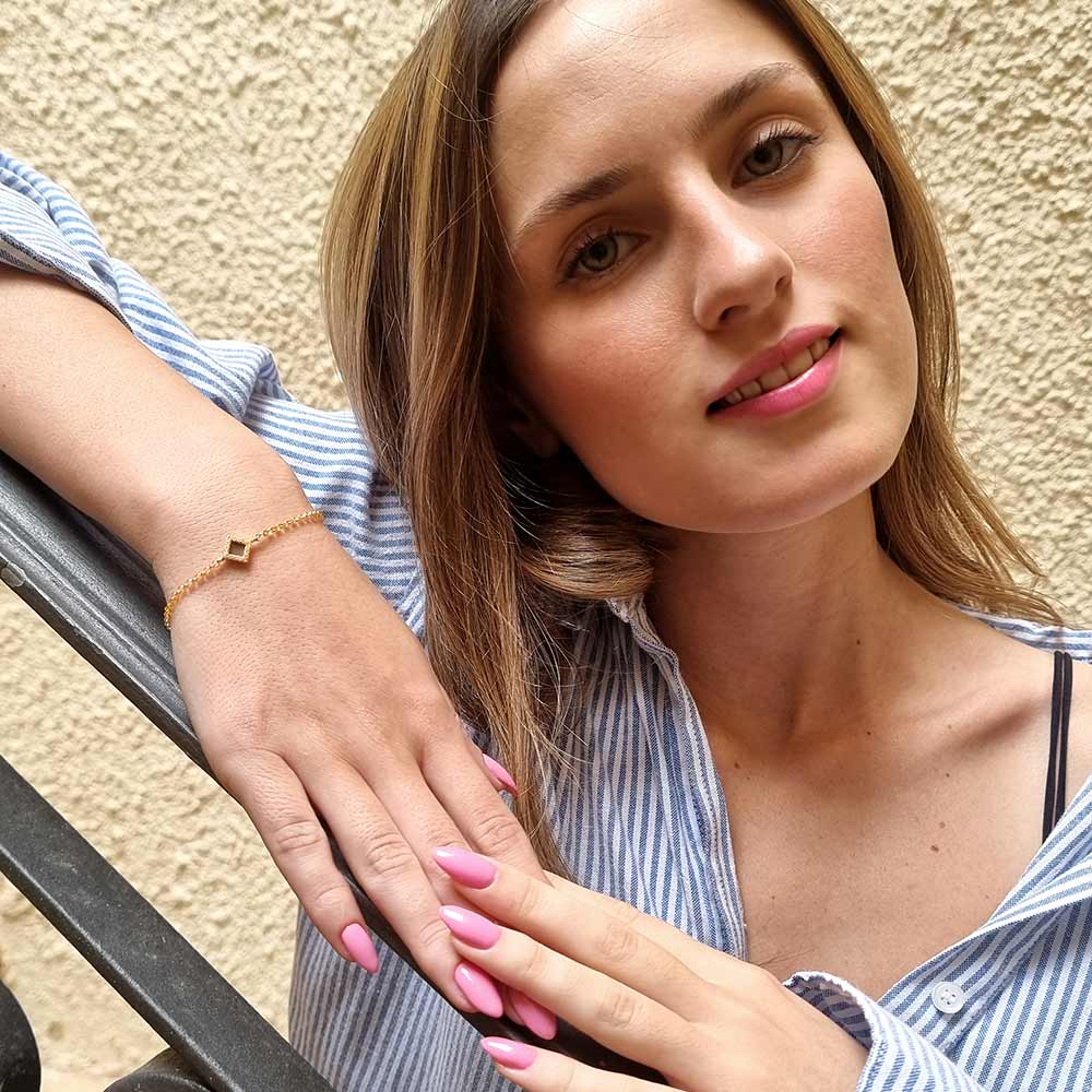 צמיד עם תנך לאישה עם ריבוע משובץ יהלומים - ננו תכשיטים