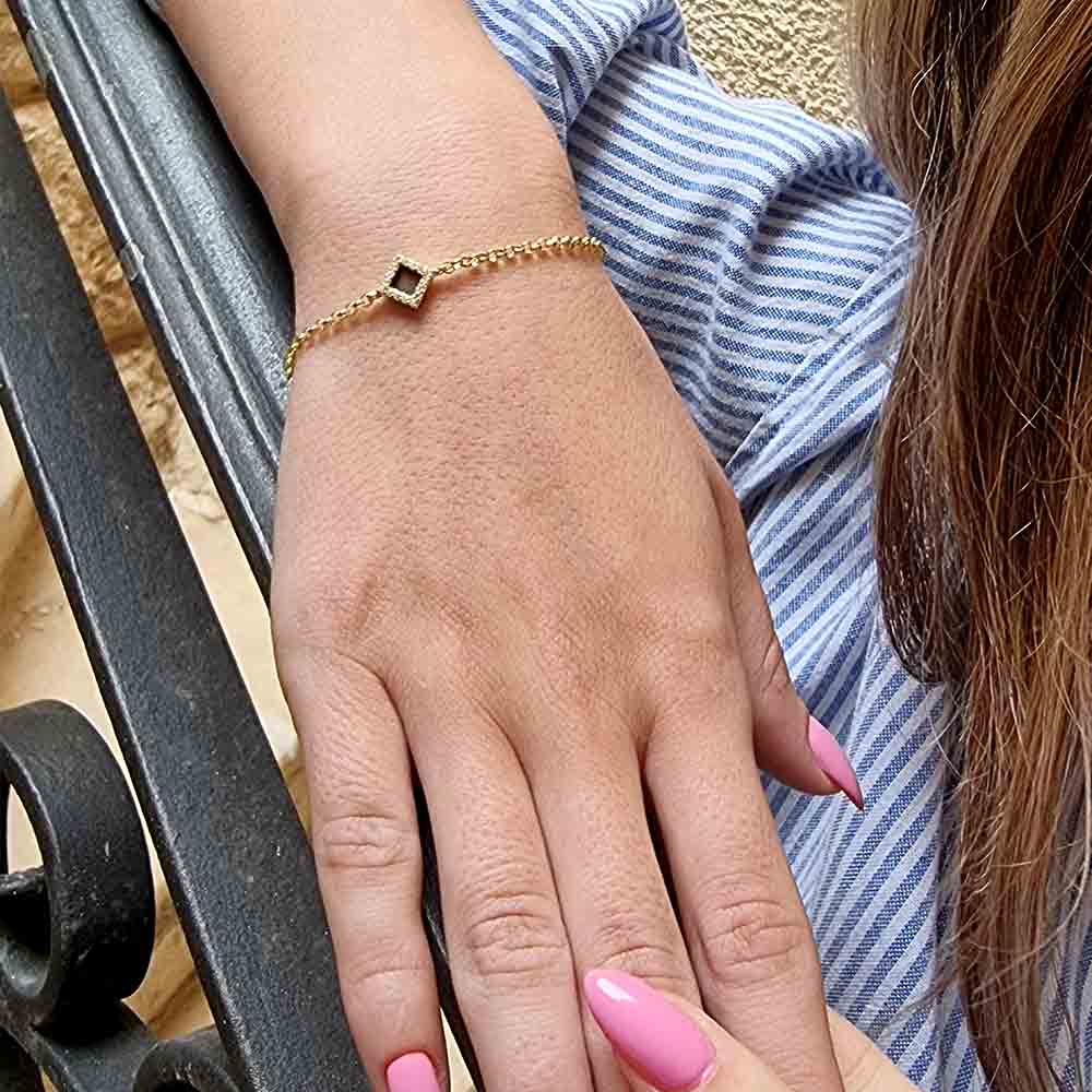 צמיד עם כל התנך לאישה עם ריבוע משובץ יהלומים