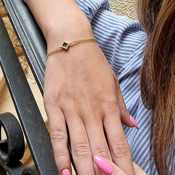 צמיד עם כל התנך לאישה עם ריבוע משובץ יהלומים