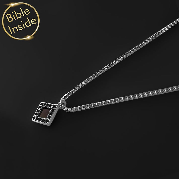 תליון משובץ עדין לבת מצווה דתית עם כל ספרי הקודש קרוב ללב