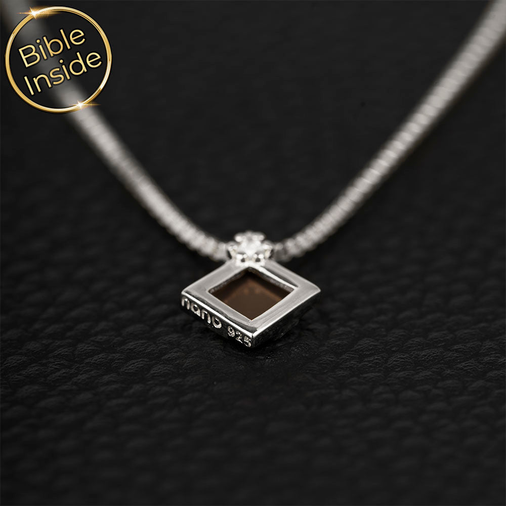 תכשיט זהב לבן לבת מצווה – שרשרת עדינה עם תליון מעוין וכל התנך