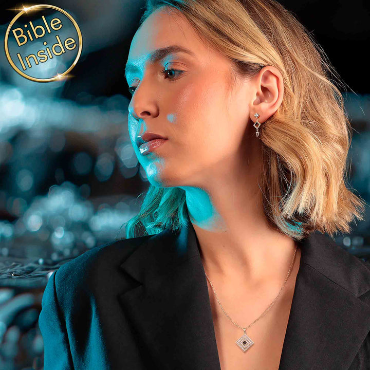 שרשרת יפה לאישה עם כל 24 סיפרי התנ"ך