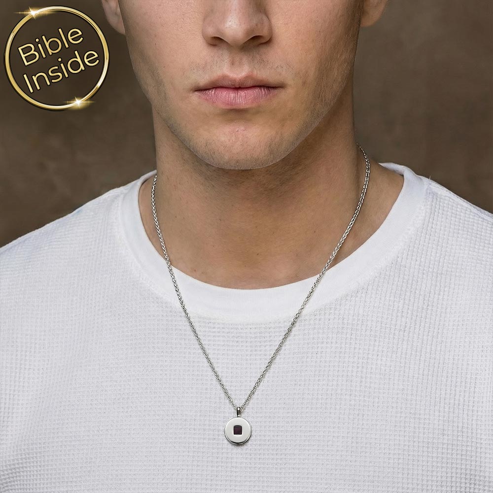 שרשראות תנך לגברים, תליון עגול מודגש על חולצה פשוטה