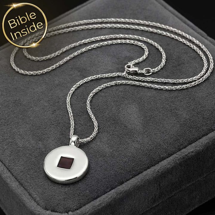 תכשיט עם תנך בצורת עיגול, מרכז מרובע כהה ומסתורי