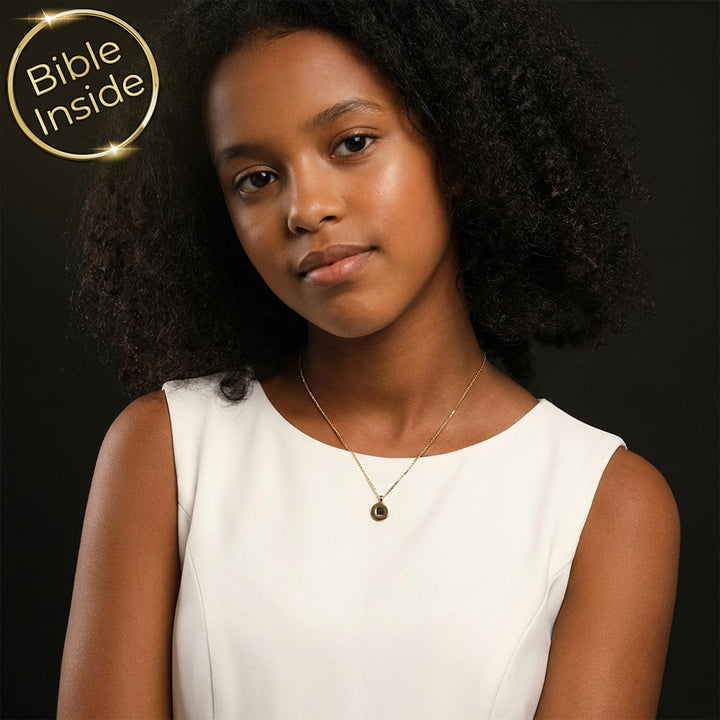 תכשיט לילדת בת מצווה – שרשרת זהב עם תליון עגול ותנ"ך