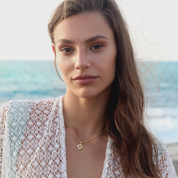 צמיד תנך לאישה מפלדת אל-חלד עם אבנים מבריקות ליום-יום
