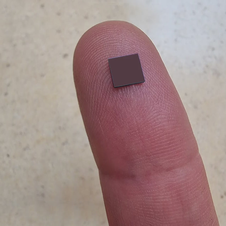 מה לקנות מתנה לפסח — תכשיטים עם שבב התנ"ך בטכנולוגיה מתקדמת מבית שלמא